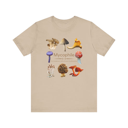 Mycophile (realistic) - mushroom lover T-shirt